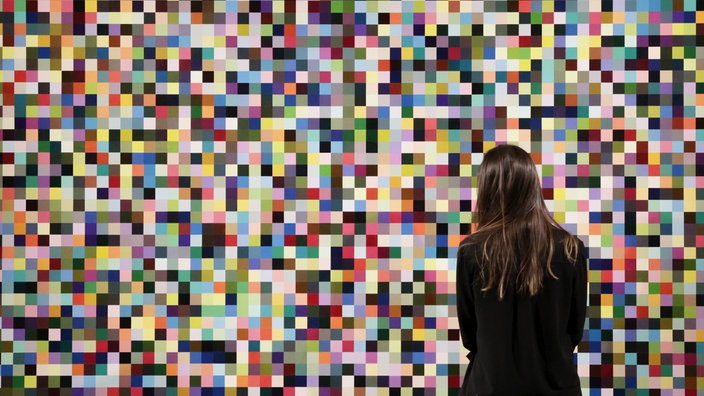 Ein Mensch betrachtet das Bild "4096 Farben" von Gerhard Richter | Bildquelle: UPI / laif Ein Mensch betrachtet das Bild "4096 Farben" von Gerhard Richter