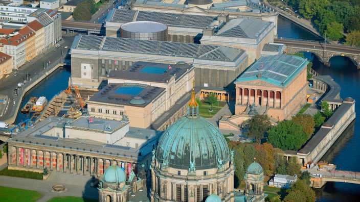 Blick von oben auf die Museumsinsel in Berlin