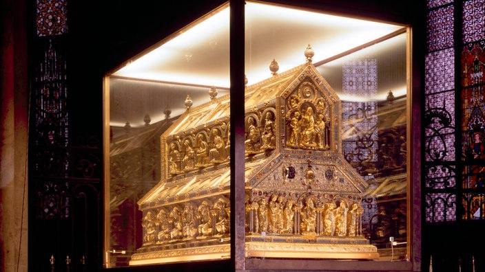 Der goldene Dreikönigsschrein im Kölner Dom | Bildquelle: akg-images/Bildarchiv Monheim Der goldene Dreikönigsschrein im Kölner Dom
