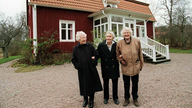 Astrid Lindgren und ihre Schwestern stehen vor einem schwedischen Holzhaus