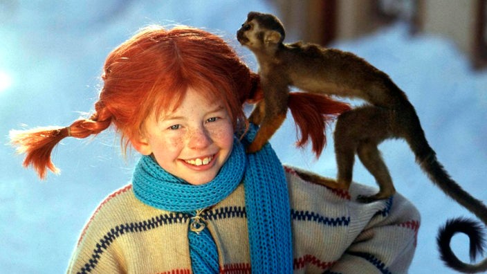 Pippi Langstrumpf mit dem Affen Herr Nilsson auf ihrer Schulter.
