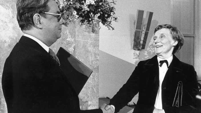Astrid Lindgren bei der Überreichung des Friedenspreis des Deutschen Buchhandels. | Bildquelle: dpa Picture-Alliance Astrid Lindgren bei der Überreichung des Friedenspreis des Deutschen Buchhandels.
