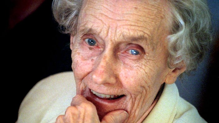 Astrid Lindgren im hohen Alter blickt aus strahlend blauen Augen hoch in die Kamera.