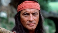 Pierre Brice als Winnetou mit geschulterter Silberbüchse in Bad Segeberg.