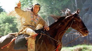Als Indianer verkleideter Schauspieler bei den Karl-May-Spielen in Elspe auf einem Pferd.
