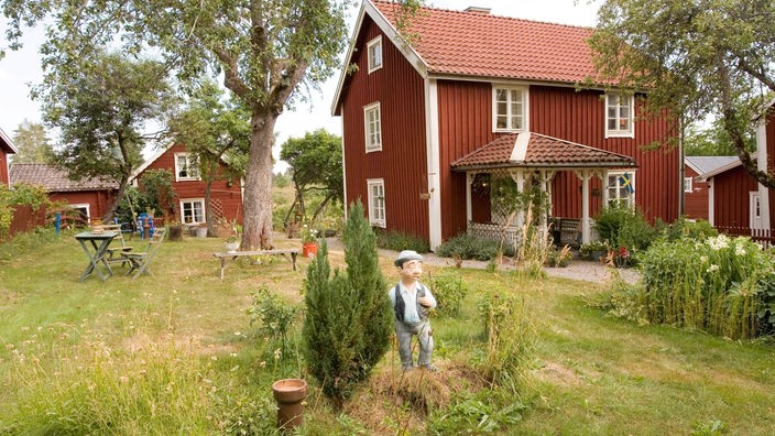 Mehrere schwedische Holzhäuser, Drehort der Verfilmung von Astrid Lindgrens Kinderbuch "Wir Kinder aus Bullerbü"
