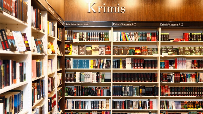 Eine große Krimiabteilung in einem Buchladen | Bildquelle: WDR/Oliver Heisch Eine große Krimiabteilung in einem Buchladen