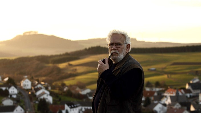 Jaques Berndorf steht vor Eifellandschaft | Bildquelle: ddp images/dapd/Torsten Silz Jaques Berndorf steht vor Eifellandschaft