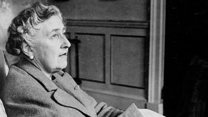 Agatha Christie beim Korrekturlesen