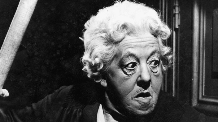 Die britische Schauspielerin Margaret Rutherford in ihrer Rolle als Miss Marple | Bildquelle: akg Die britische Schauspielerin Margaret Rutherford in ihrer Rolle als Miss Marple