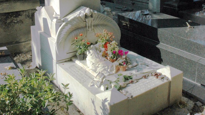 Ein neueres Foto zeigt das aus weißem Stein gearbeitete Grab von Heinrich Heine auf dem Pariser Friedhof Montmartre