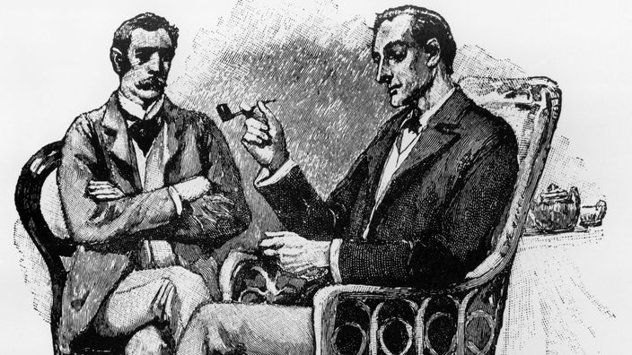 Eine Schwarzweiß-Illustration. Sherlock Holmes und Dr. Watson sitzen auf Stühlen an einem Tisch. Holmes zieht seine Taschenuhr hervor.