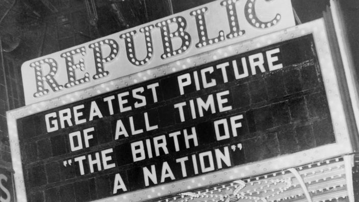 Auf einer alten Anzeigetafel über einem Kino ist der Film "Birth of a Nation" angeschlagen.