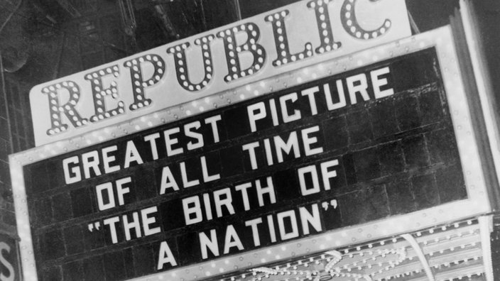 Auf einer alten Anzeigetafel über einem Kino ist der Film "Birth of a Nation" angeschlagen. | Bildquelle: dpa Picture-Alliance / Courtesy Auf einer alten Anzeigetafel über einem Kino ist der Film "Birth of a Nation" angeschlagen.