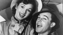 Gene Kelly und Debbie Reynolds in einer Szene von Singing in the Rain.