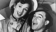 Gene Kelly und Debbie Reynolds in einer Szene von Singing in the Rain.