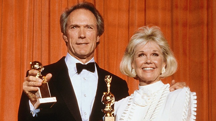 Clint Eastwood und Doris Day mit Golden Globes | Bildquelle: Imago/Mary Evans Clint Eastwood und Doris Day mit Golden Globes