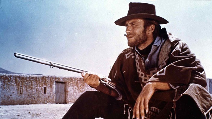 Clint Eastwood mit Zigarette und Gewehr | Bildquelle: United Archives/IFTN Clint Eastwood mit Zigarette und Gewehr
