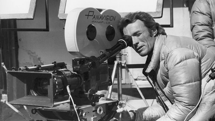 Clint Eastwood blickt durch eine Filmkamera