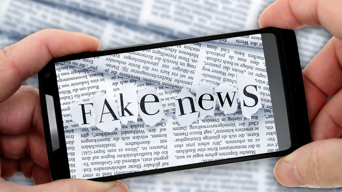Handy, auf dem aus rausgerissenen Zeitungslettern "Fake News" steht | Bildquelle: dpa/Bildagentur-o Handy, auf dem aus rausgerissenen Zeitungslettern "Fake News" steht