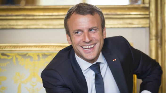 Porträtfoto des lachenden Emmanuel Macron