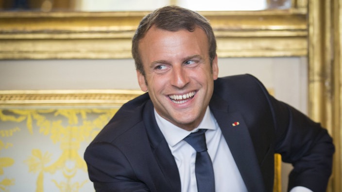 Porträtfoto des lachenden Emmanuel Macron | Bildquelle: Imago/Inga Kjer Porträtfoto des lachenden Emmanuel Macron