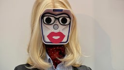 Ein Roboter mit langen blonden Haaren auf der CeBit-Messe 2017