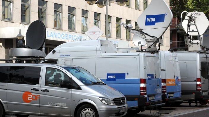Ü-Wagen von WDR und ZDF stehen vor dem Bochumer Landgericht.