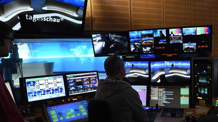 Das «Tagesschau»-Studio ist auf den Bildschirmen in der Regie des Norddeutschen Rundfunks zu sehen. | Bildquelle: dpa Das «Tagesschau»-Studio ist auf den Bildschirmen in der Regie des Norddeutschen Rundfunks zu sehen.