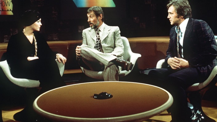 Talkmaster Dietmar Schönherr mit Romy Schneider und Bubi Scholz | Bildquelle: WDR/dpa/Horst Ossinger Talkmaster Dietmar Schönherr mit Romy Schneider und Bubi Scholz