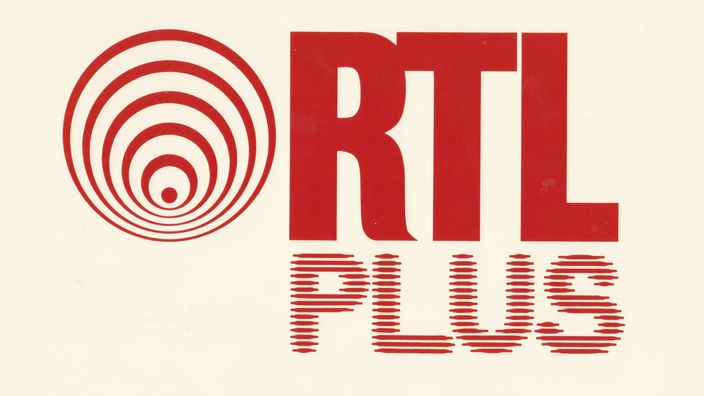 'RTL Plus' in roter Schrift geschrieben: groß die Buchstaben RTL, darunter etwas kleiner Plus.