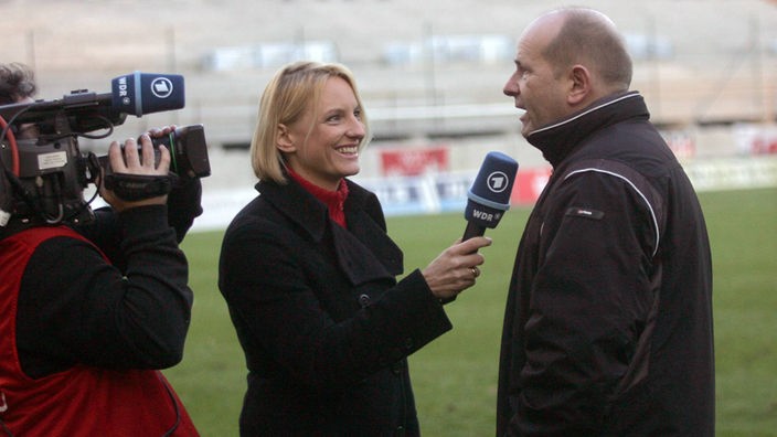 Trainer Mario Ermisch im Interview mit einer Reporterin vom WDR