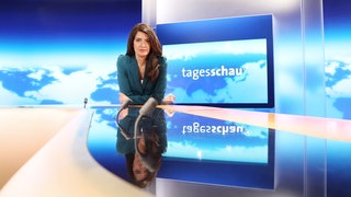 "Tagesschau"-Specherin Linda Zervakis im "Tagesschau"-Studio