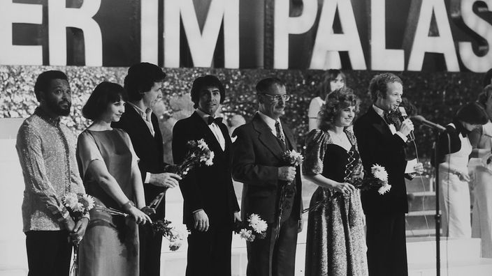 Dresden, 20.12.1977. Roy Black zusammen mit Künstlern aus verschiedenen Nationen, nach einem Auftritt im Kulturpalast in der Musik-Show 'Schlager im Palast'.