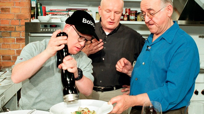 Fernsehkoch Alfred Biolek mit Schauspieler Bobby Brederlow (links) und dessen Bruder Gerd