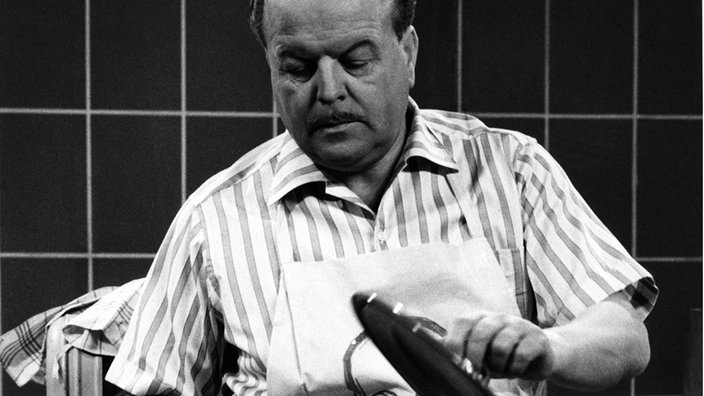Clemens Wilmenrod schaut in einen Topf. | Bildquelle: Interfoto Clemens Wilmenrod schaut in einen Topf.
