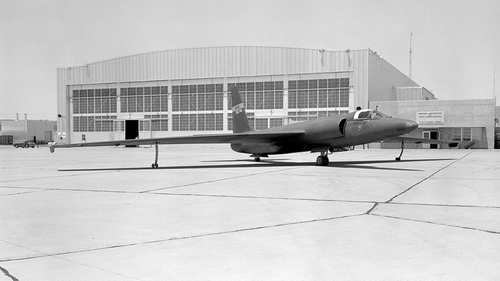 schwarz-weiß Bild eines Spionageflugzeugs, das auf einem Flugplatz steht.