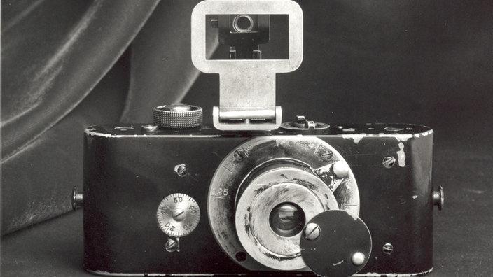Das Bild zeigt die sogenannte Ur-Leica. Sie war die erste Kleinbildkamera der Welt. Das Modell auf dem Foto zeigt zahlreiche Gebrauchspuren, wie abgeblätterten Lack, Kratzer, Dellen, die belegen, dass dies ein echter Gebrauchsgegenstand war. | Bildquelle: Leica Das Bild zeigt die sogenannte Ur-Leica. Sie war die erste Kleinbildkamera der Welt. Das Modell auf dem Foto zeigt zahlreiche Gebrauchspuren, wie abgeblätterten Lack, Kratzer, Dellen, die belegen, dass dies ein echter Gebrauchsgegenstand war.