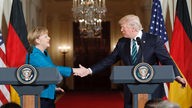 Merkel und Trump schütteln sich die Hand