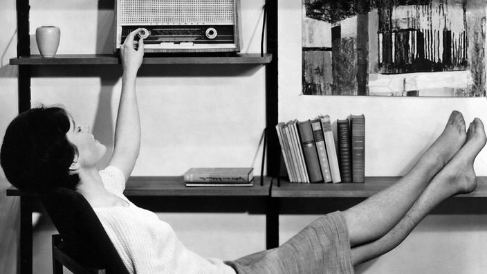 Archivbild: Radiohörerin in den 50er Jahren