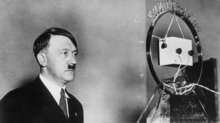 Archivbild: Adolf Hitler vor einem Radiomikrofon