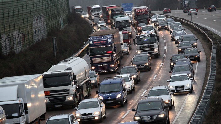 Stau auf der Autobahn | Bildquelle: dpa Stau auf der Autobahn