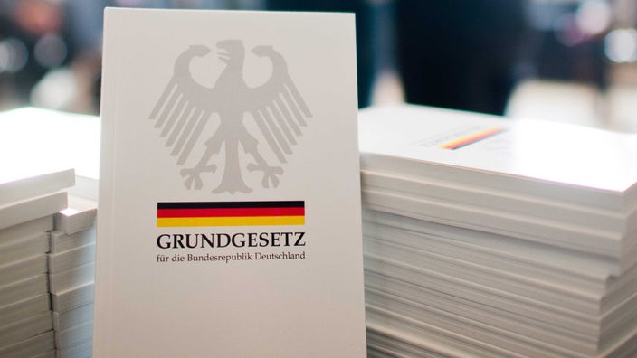 Ein Stapel mit Büchern: Exemplare des Grundgesetzes der Bundesrepublik Deutschland