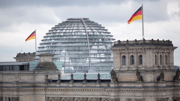 Das Bild zeigt den mittleren Teil des Berliner Reichstags mit seiner Kuppel. 