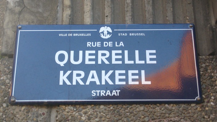 Zweisprachiges Straßenschild: Rue de la Querelle oder Krakeel Straat.