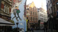 Die bemalte Fassade zeigt den blonden Broussaille, der mit seiner dunkelhaarigen Freundin durch Brüssel spaziert.