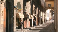 Blick in eine schmale Altstadtgasse von Florenz