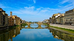 Blick auf den Arno in Florenz und das gegenüberliegende Ufer.
