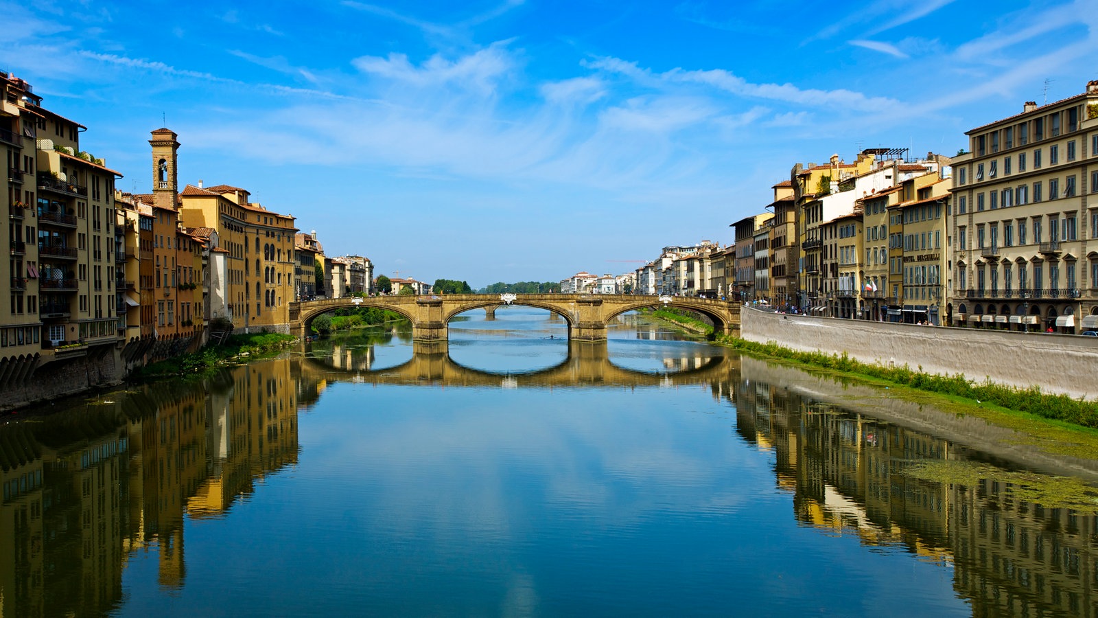 Blick auf den Arno in Florenz und das gegenüberliegende Ufer.