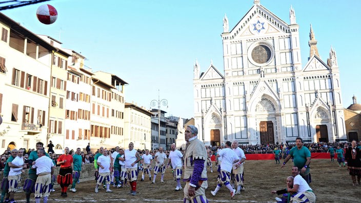 Calcio-Spieler vor Kirche